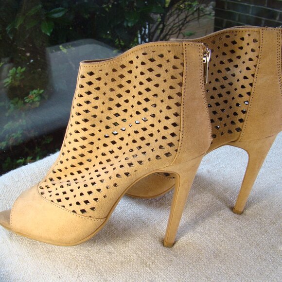 Forever 21 tan suede textile cut-out peep toe slim high heel booties, Sz 5.5 - Picture 4 of 11